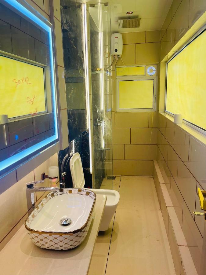 Home2 Renaissance Club ムンバイ エクステリア 写真