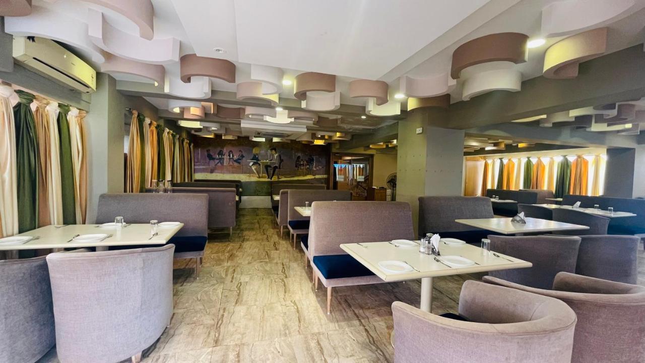Home2 Renaissance Club ムンバイ エクステリア 写真