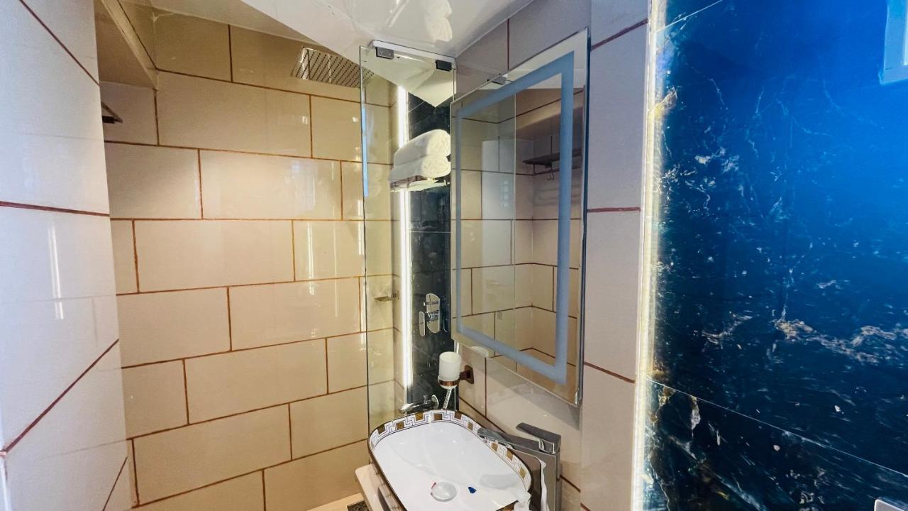 Home2 Renaissance Club ムンバイ エクステリア 写真