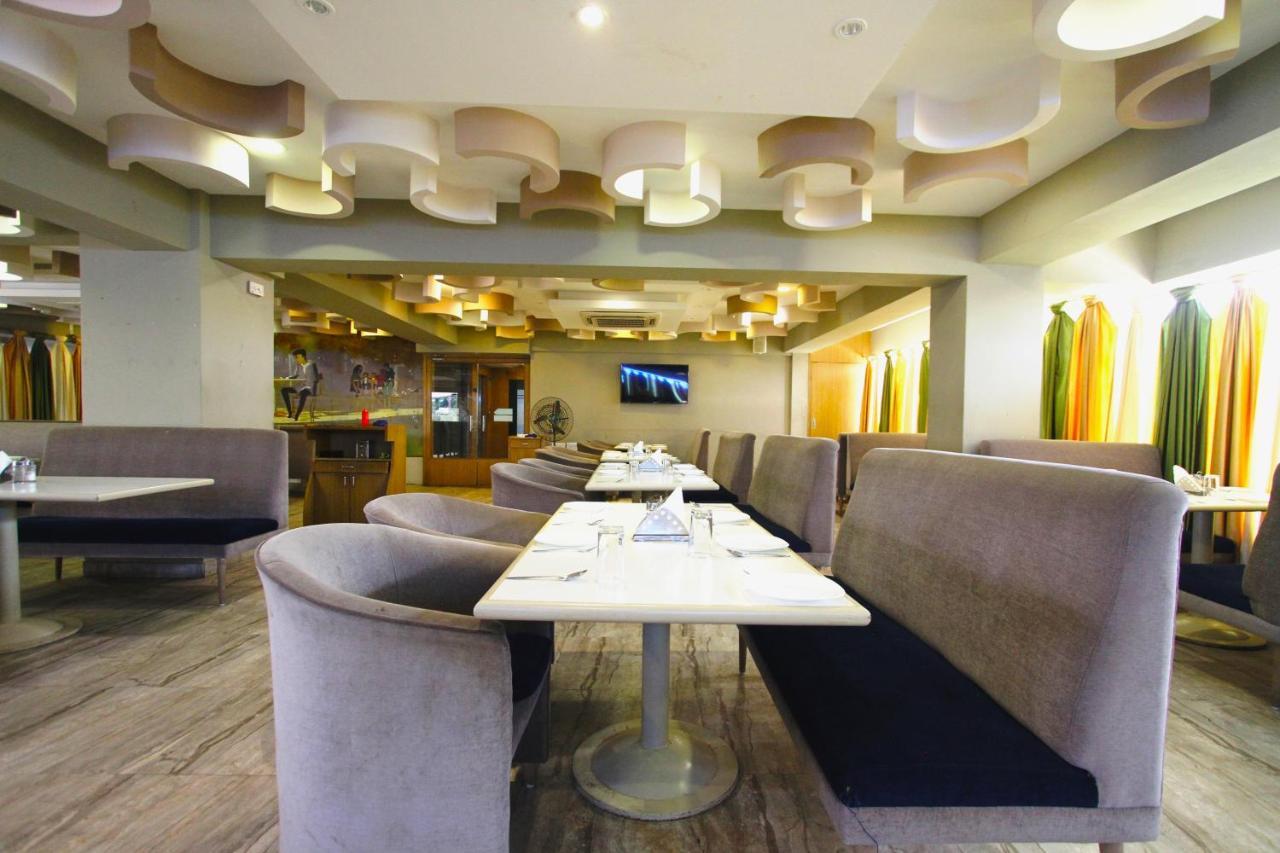 Home2 Renaissance Club ムンバイ エクステリア 写真